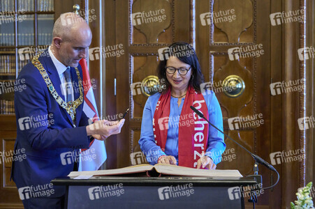 Eintrag von Kirchentagspräsidentin Anja Siegesmund in das Goldene Buch der Stadt Hannover