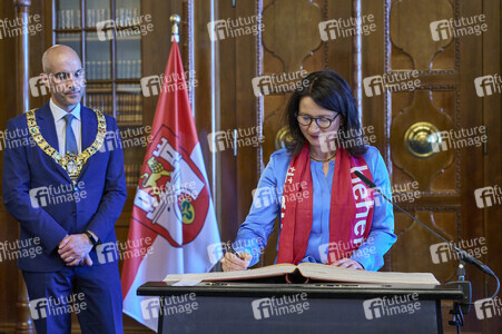 Eintrag von Kirchentagspräsidentin Anja Siegesmund in das Goldene Buch der Stadt Hannover