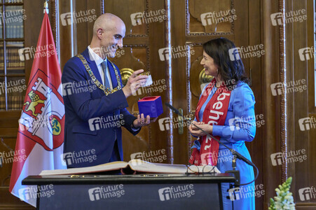 Eintrag von Kirchentagspräsidentin Anja Siegesmund in das Goldene Buch der Stadt Hannover