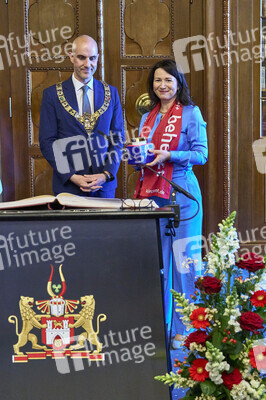 Eintrag von Kirchentagspräsidentin Anja Siegesmund in das Goldene Buch der Stadt Hannover
