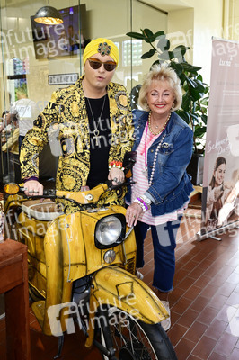 Party zum 15. Firmenjubiläum der Eierlikörfabrik scharfesGELB in Senftenberg