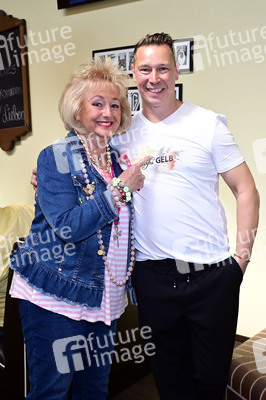 Party zum 15. Firmenjubiläum der Eierlikörfabrik scharfesGELB in Senftenberg