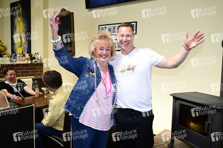 Party zum 15. Firmenjubiläum der Eierlikörfabrik scharfesGELB in Senftenberg