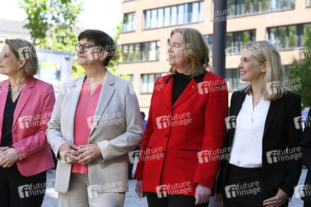 Bildtermin mit dem SPD-Regierungsteam im Vorfeld der Unterzeichnung des Koalitionsvertrages zwischen CDU, CSU und SPD in Berlin