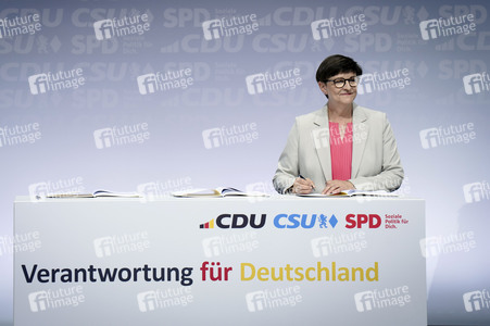 Unterzeichnung des Koalitionsvertrages zwischen CDU, CSU und SPD in Berlin