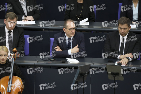 Gedenkstunde im Bundestag zum 80. Jahrestag des Endes des Zweiten Weltkrieges in Berlin