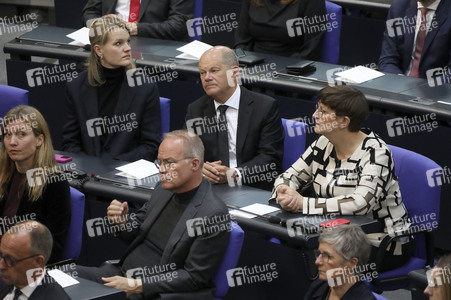Gedenkstunde im Bundestag zum 80. Jahrestag des Endes des Zweiten Weltkrieges in Berlin