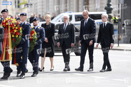 Kranzniederlegung zum 80. Jahrestag des Endes des Zweiten Weltkrieges in Berlin