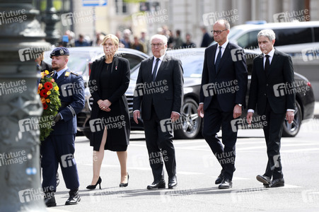 Kranzniederlegung zum 80. Jahrestag des Endes des Zweiten Weltkrieges in Berlin