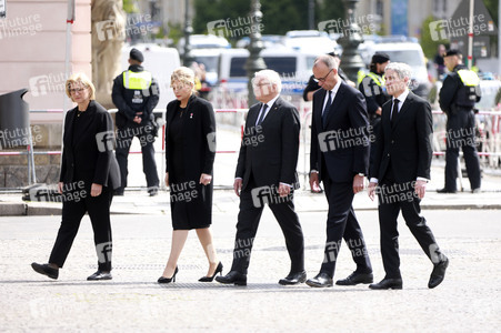 Kranzniederlegung zum 80. Jahrestag des Endes des Zweiten Weltkrieges in Berlin