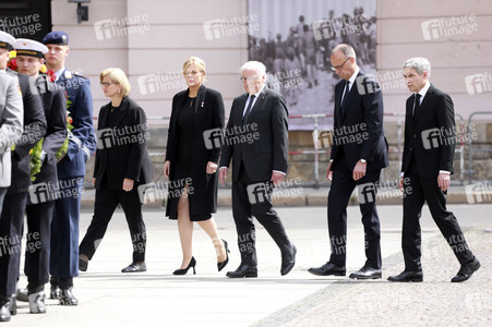 Kranzniederlegung zum 80. Jahrestag des Endes des Zweiten Weltkrieges in Berlin