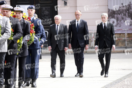 Kranzniederlegung zum 80. Jahrestag des Endes des Zweiten Weltkrieges in Berlin