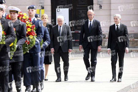 Kranzniederlegung zum 80. Jahrestag des Endes des Zweiten Weltkrieges in Berlin