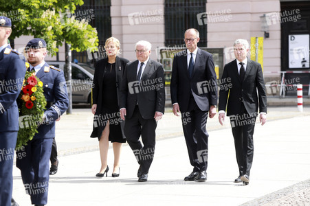 Kranzniederlegung zum 80. Jahrestag des Endes des Zweiten Weltkrieges in Berlin