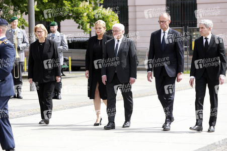 Kranzniederlegung zum 80. Jahrestag des Endes des Zweiten Weltkrieges in Berlin