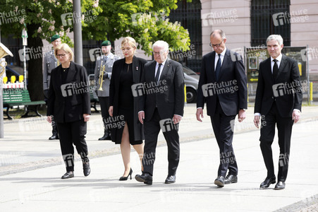 Kranzniederlegung zum 80. Jahrestag des Endes des Zweiten Weltkrieges in Berlin