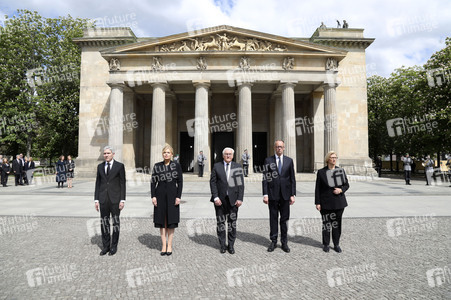Kranzniederlegung zum 80. Jahrestag des Endes des Zweiten Weltkrieges in Berlin