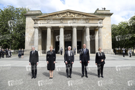 Kranzniederlegung zum 80. Jahrestag des Endes des Zweiten Weltkrieges in Berlin