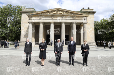 Kranzniederlegung zum 80. Jahrestag des Endes des Zweiten Weltkrieges in Berlin
