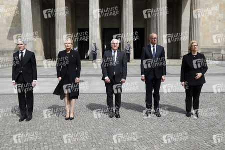 Kranzniederlegung zum 80. Jahrestag des Endes des Zweiten Weltkrieges in Berlin