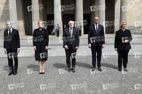 Kranzniederlegung zum 80. Jahrestag des Endes des Zweiten Weltkrieges in Berlin