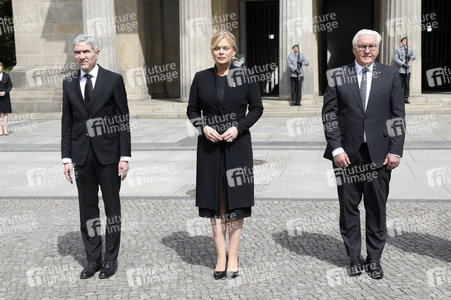 Kranzniederlegung zum 80. Jahrestag des Endes des Zweiten Weltkrieges in Berlin
