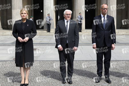 Kranzniederlegung zum 80. Jahrestag des Endes des Zweiten Weltkrieges in Berlin