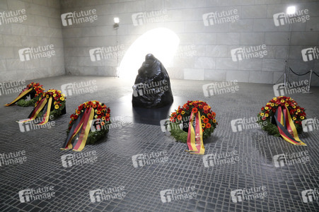 Kranzniederlegung zum 80. Jahrestag des Endes des Zweiten Weltkrieges in Berlin