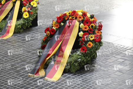 Kranzniederlegung zum 80. Jahrestag des Endes des Zweiten Weltkrieges in Berlin
