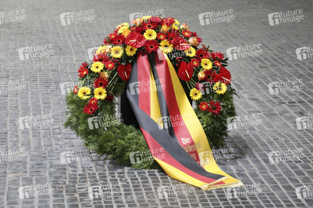Kranzniederlegung zum 80. Jahrestag des Endes des Zweiten Weltkrieges in Berlin