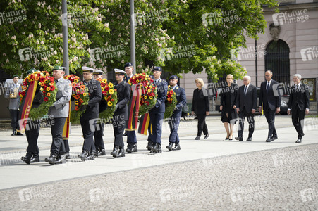 Kranzniederlegung zum 80. Jahrestag des Endes des Zweiten Weltkrieges in Berlin