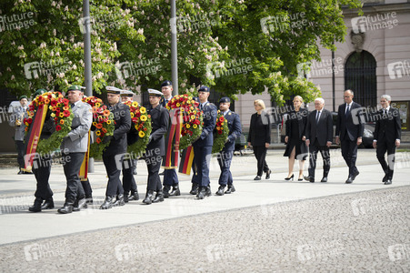 Kranzniederlegung zum 80. Jahrestag des Endes des Zweiten Weltkrieges in Berlin