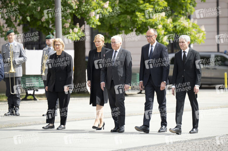 Kranzniederlegung zum 80. Jahrestag des Endes des Zweiten Weltkrieges in Berlin