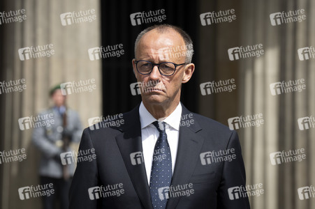 Kranzniederlegung zum 80. Jahrestag des Endes des Zweiten Weltkrieges in Berlin