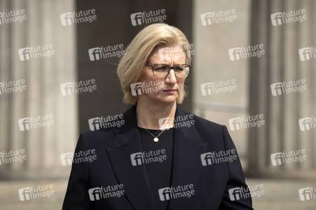 Kranzniederlegung zum 80. Jahrestag des Endes des Zweiten Weltkrieges in Berlin