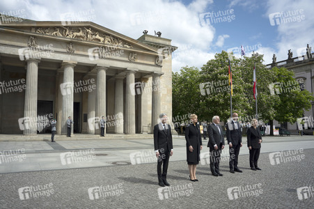 Kranzniederlegung zum 80. Jahrestag des Endes des Zweiten Weltkrieges in Berlin