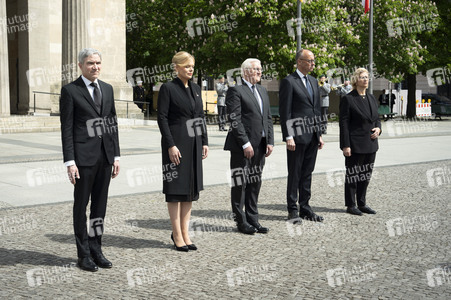Kranzniederlegung zum 80. Jahrestag des Endes des Zweiten Weltkrieges in Berlin