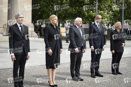 Kranzniederlegung zum 80. Jahrestag des Endes des Zweiten Weltkrieges in Berlin