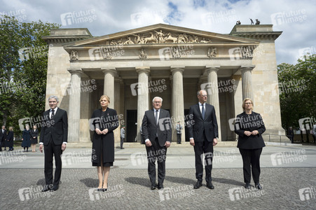 Kranzniederlegung zum 80. Jahrestag des Endes des Zweiten Weltkrieges in Berlin