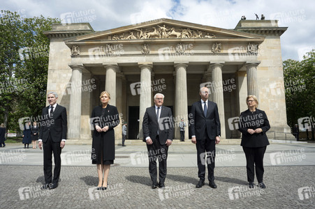 Kranzniederlegung zum 80. Jahrestag des Endes des Zweiten Weltkrieges in Berlin