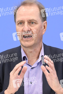 Bundespressekonferenz zur Studie 'Umweltbewusstsein in Deutschland 2024' in Berlin