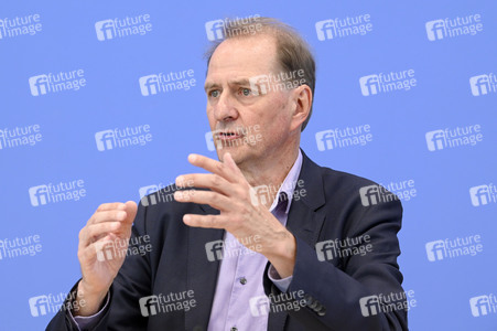 Bundespressekonferenz zur Studie 'Umweltbewusstsein in Deutschland 2024' in Berlin