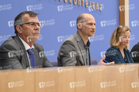 Bundespressekonferenz 'Report Globale Flucht 2025' in Berlin