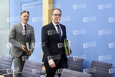 Bundespressekonferenz 'Fallzahlen für die politisch motivierte Kriminalität 2024' in Berlin