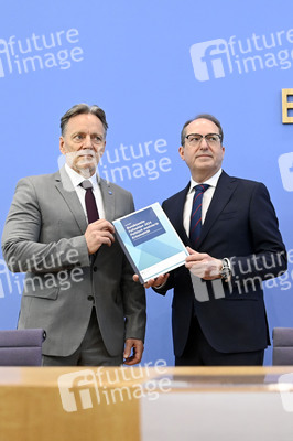 Bundespressekonferenz 'Fallzahlen für die politisch motivierte Kriminalität 2024' in Berlin