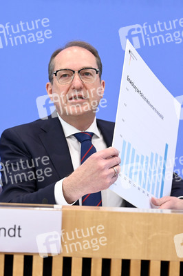 Bundespressekonferenz 'Fallzahlen für die politisch motivierte Kriminalität 2024' in Berlin