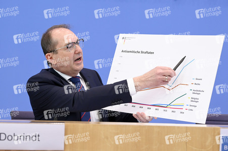 Bundespressekonferenz 'Fallzahlen für die politisch motivierte Kriminalität 2024' in Berlin