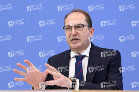 Bundespressekonferenz 'Fallzahlen für die politisch motivierte Kriminalität 2024' in Berlin