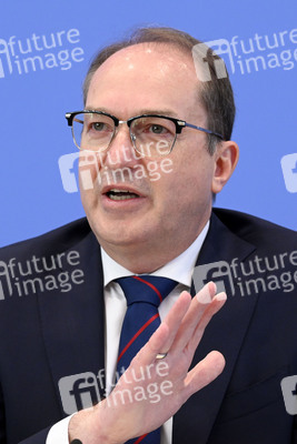 Bundespressekonferenz 'Fallzahlen für die politisch motivierte Kriminalität 2024' in Berlin