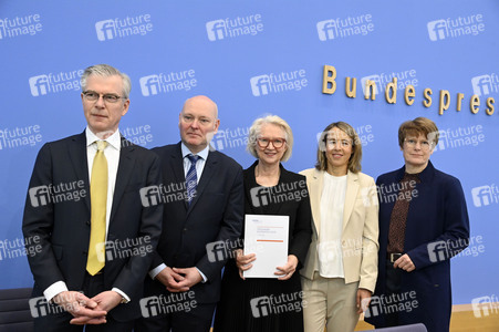 Bundespressekonferenz zur Vorstellung des Frühjahrsgutachten 2025 in Berlin